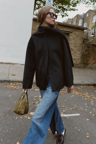 Короткое пальто из смесовой шерсти с шарфом- Заказать в России