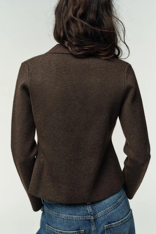 Трикотажный блейзер с декоративными пуговицами- Заказать в России