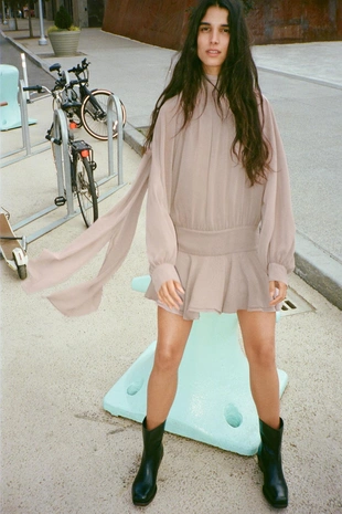 Короткое платье из струящейся ткани с завязками- Заказать в России