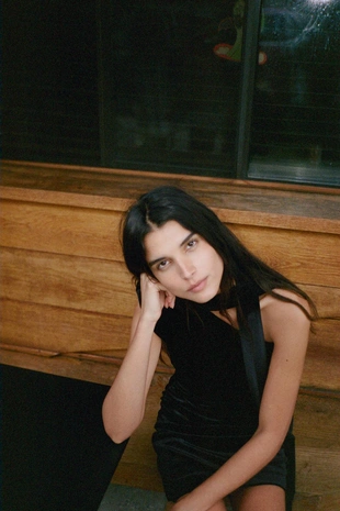 Короткое бархатное платье с шарфом- Заказать в России