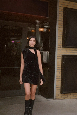 Короткое бархатное платье с шарфом- Заказать в России