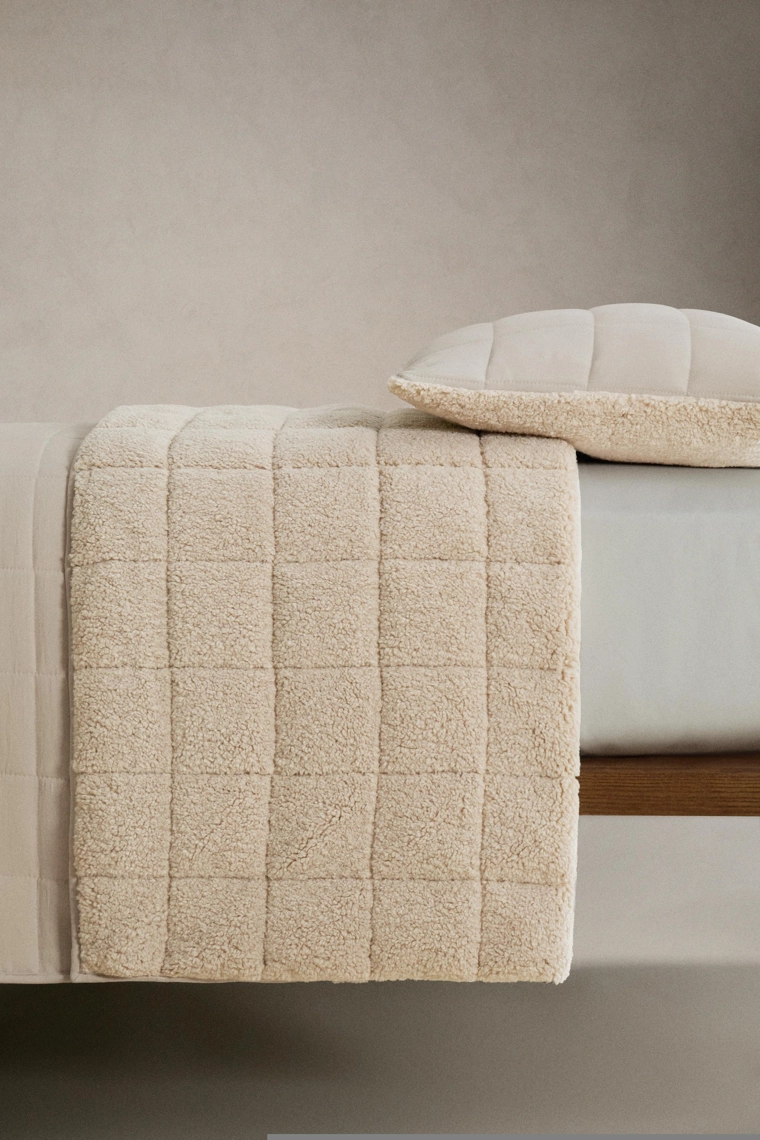 Реверсивное стеганое одеяло из искусственного меха