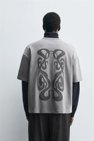 Футболка с контрастной нашивкой- Заказать в России