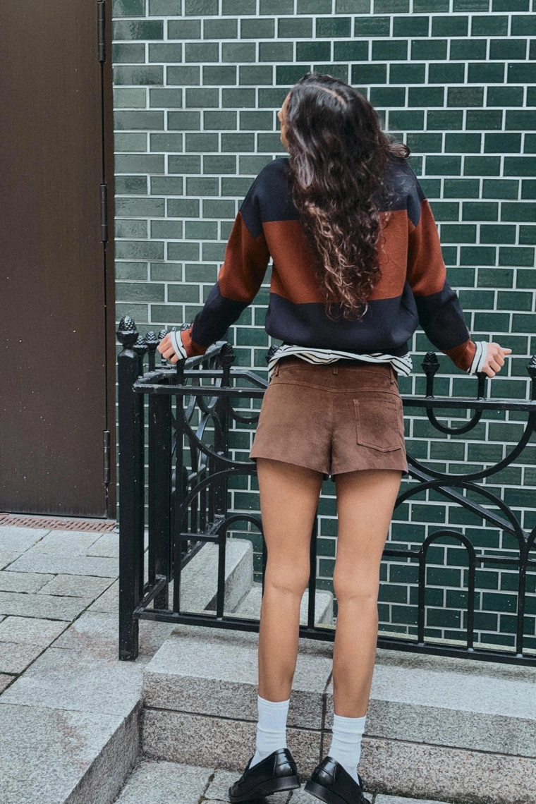 Полосатый вязаный свитер с воротником пуловер