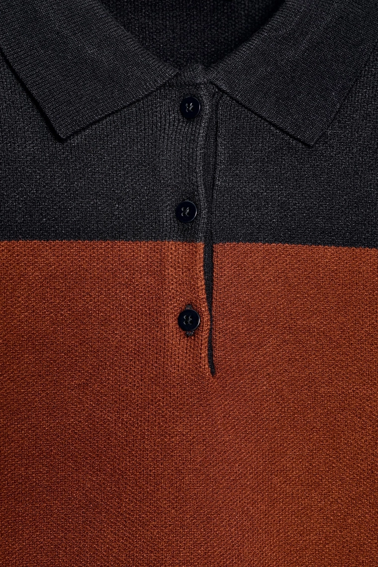 Полосатый вязаный свитер с воротником пуловер