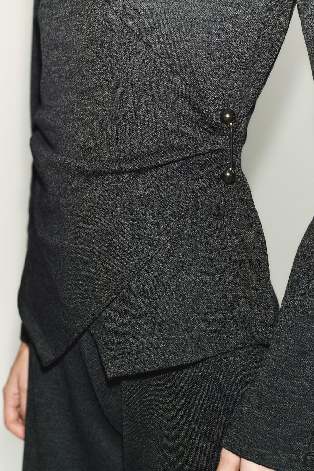 ТОП С БРОШЬЮ СБОКУ