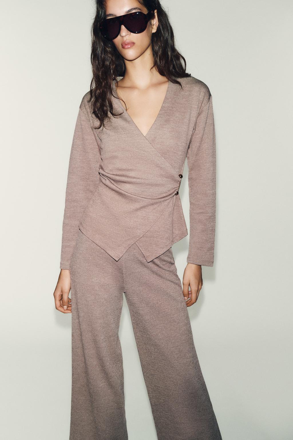 ТОП С БРОШЬЮ СБОКУ