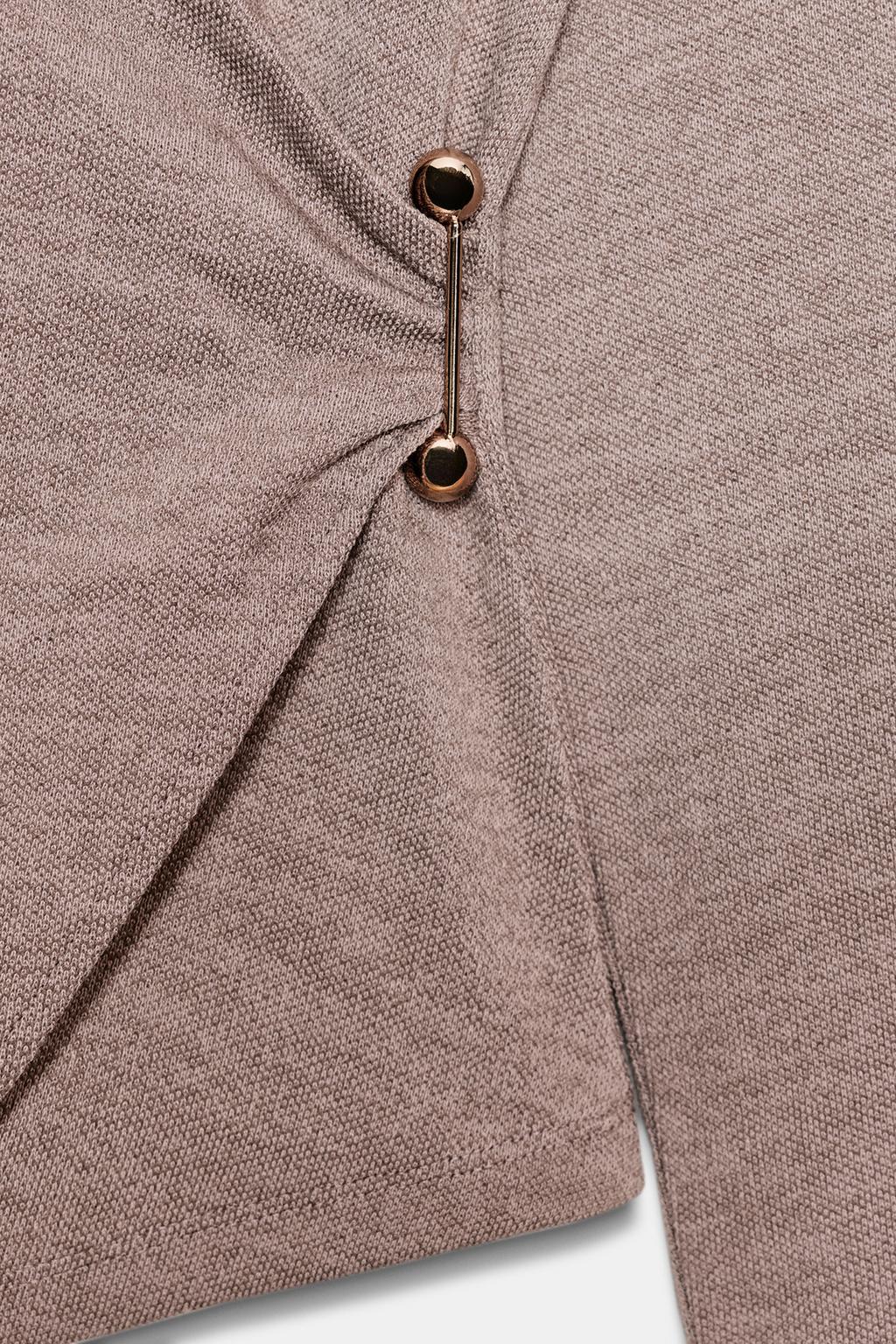 ТОП С БРОШЬЮ СБОКУ