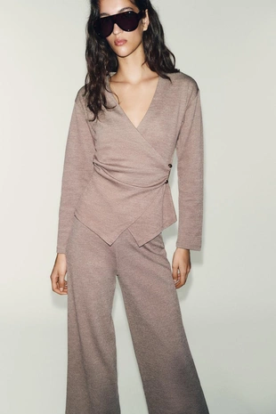 Топ с брошью сбоку