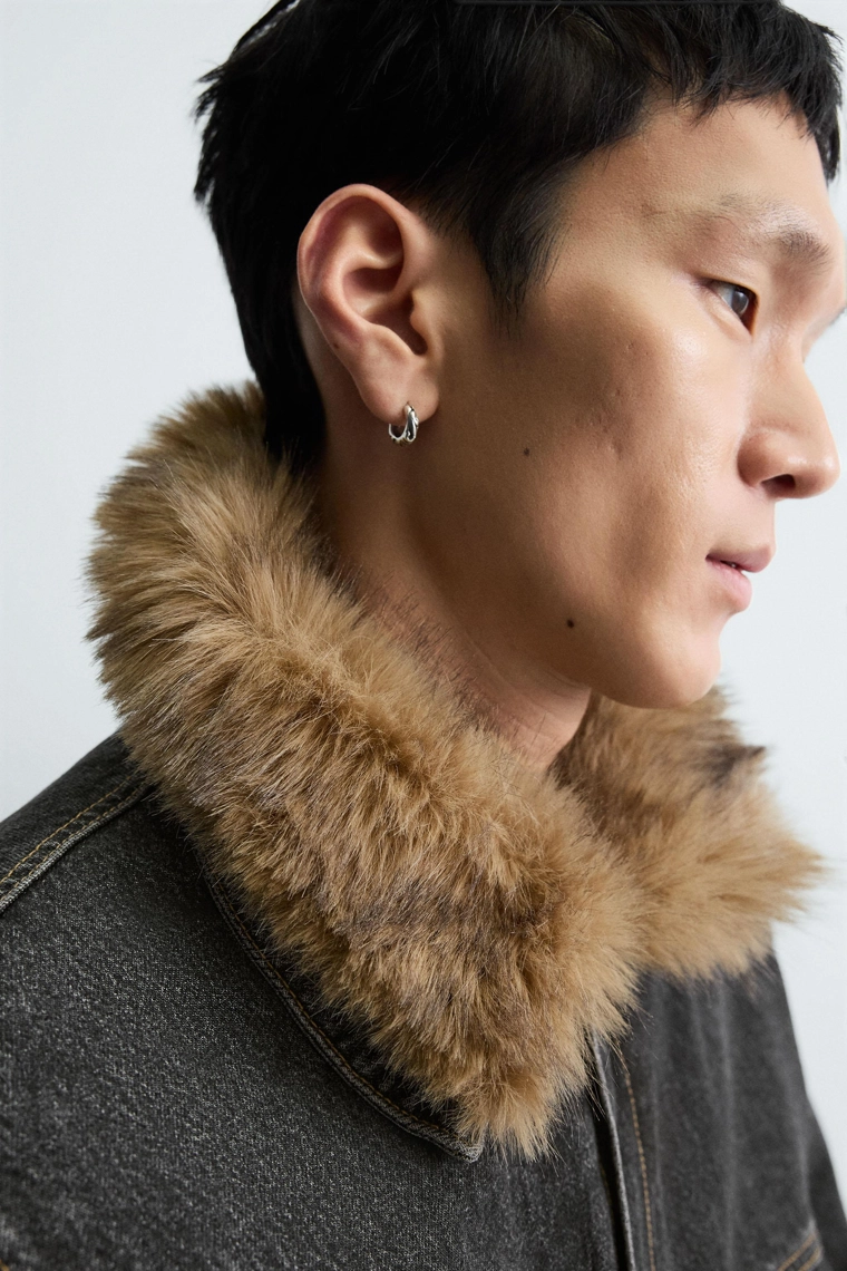 Джинсовая куртка с воротником из искусственного меха