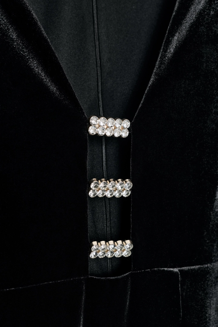 Сияющее бархатное платье-миди с аппликациями