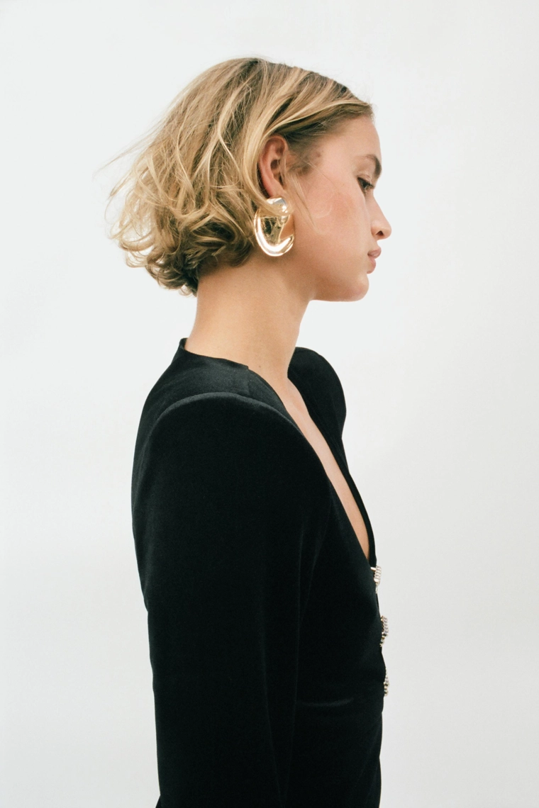 Сияющее бархатное платье-миди с аппликациями