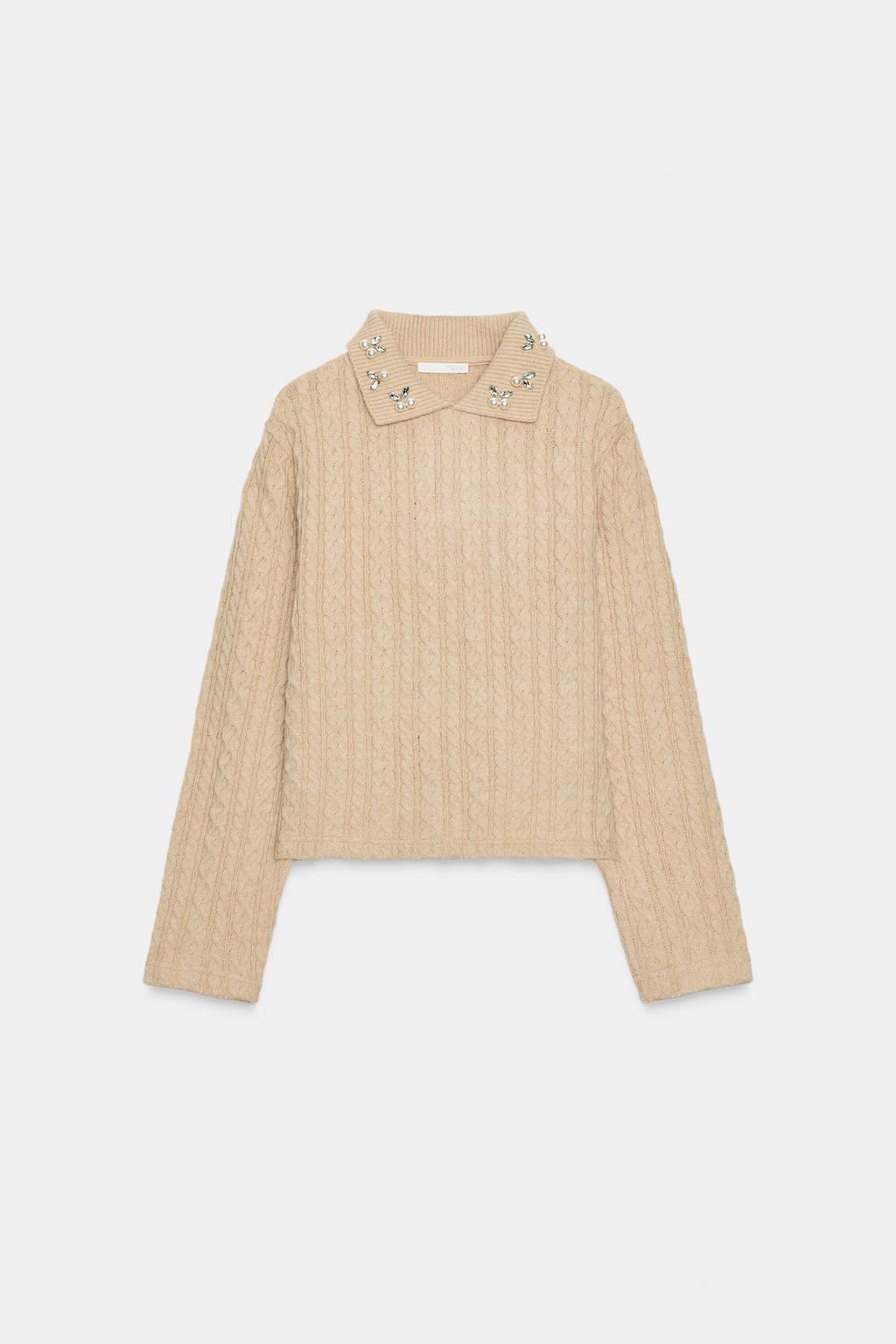 СВИТЕР С УЗОРОМ «КОСЫ» И СТРАЗАМИ НА ВОРОТНИКЕ