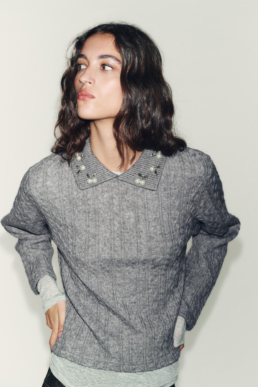 СВИТЕР С УЗОРОМ «КОСЫ» И СТРАЗАМИ НА ВОРОТНИКЕ