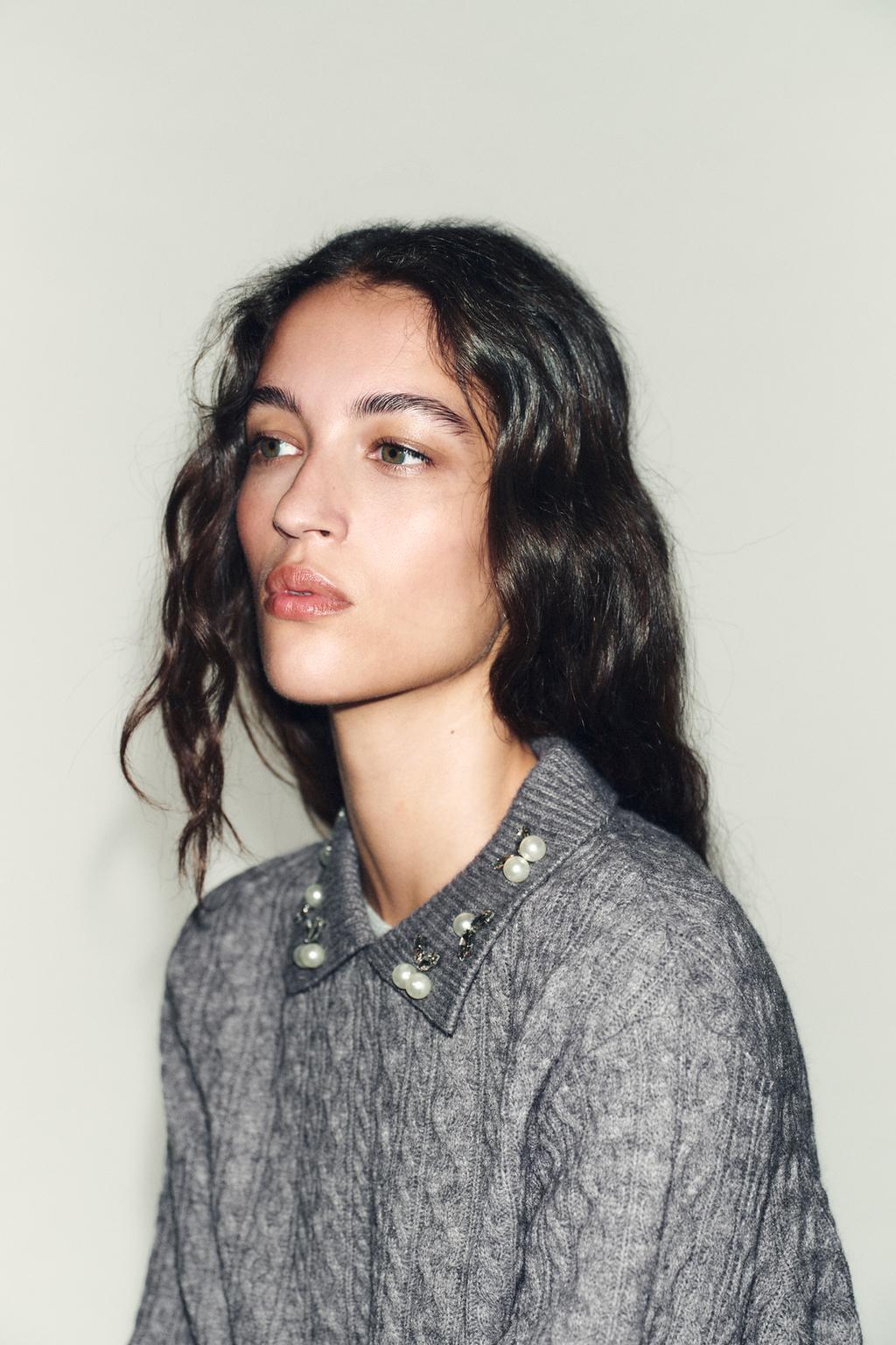 СВИТЕР С УЗОРОМ «КОСЫ» И СТРАЗАМИ НА ВОРОТНИКЕ