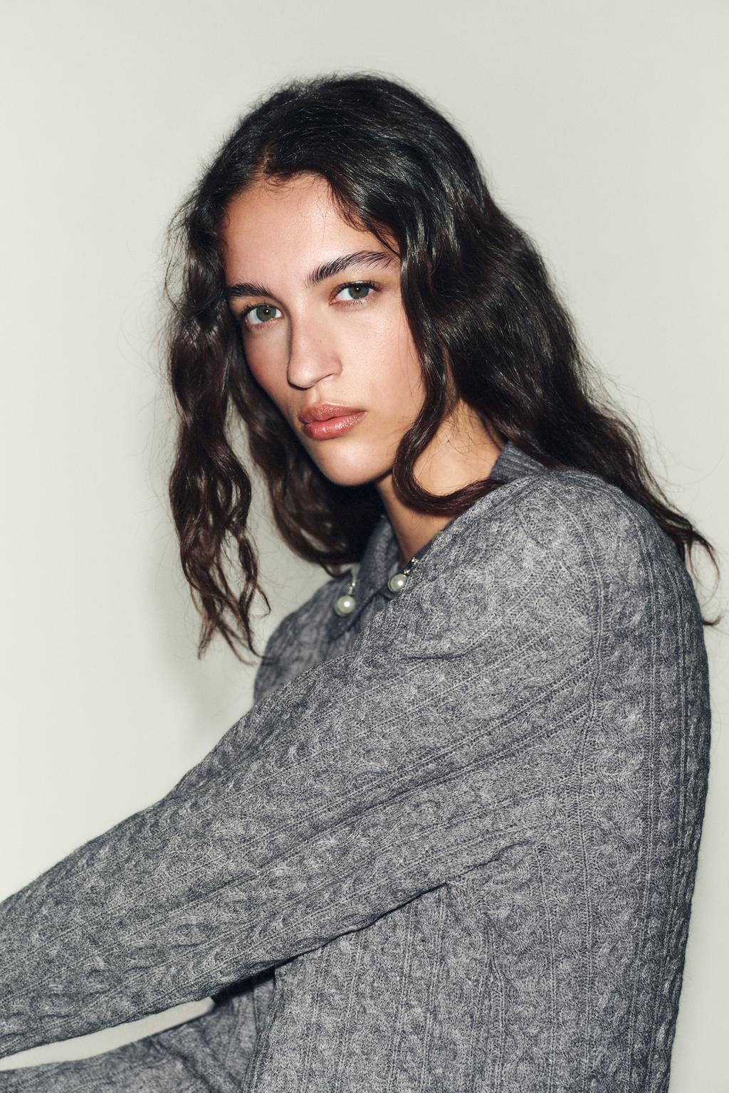 СВИТЕР С УЗОРОМ «КОСЫ» И СТРАЗАМИ НА ВОРОТНИКЕ