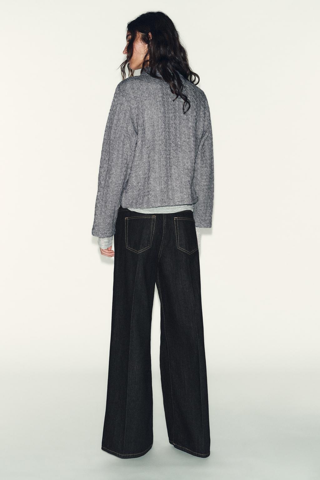 СВИТЕР С УЗОРОМ «КОСЫ» И СТРАЗАМИ НА ВОРОТНИКЕ