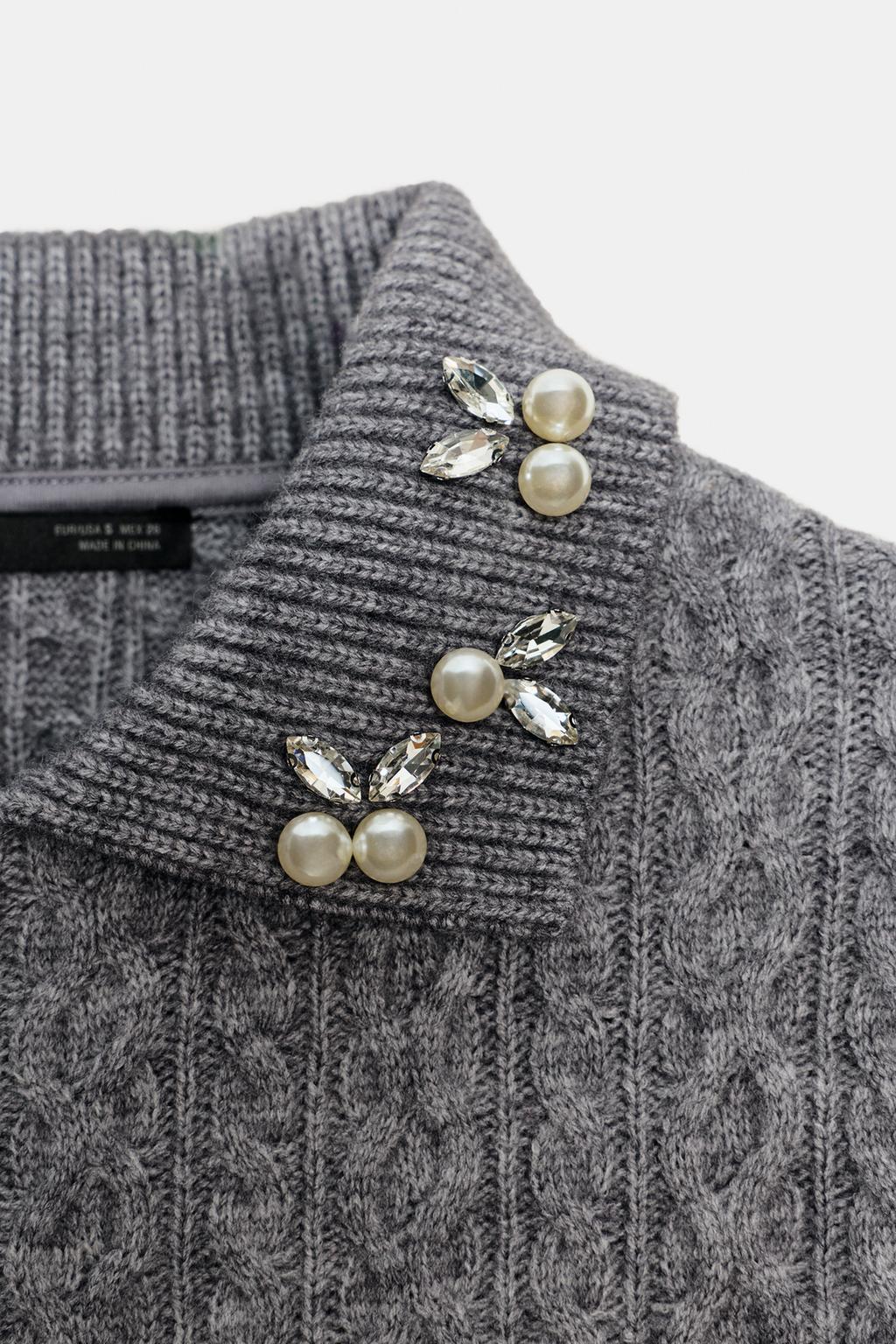 СВИТЕР С УЗОРОМ «КОСЫ» И СТРАЗАМИ НА ВОРОТНИКЕ