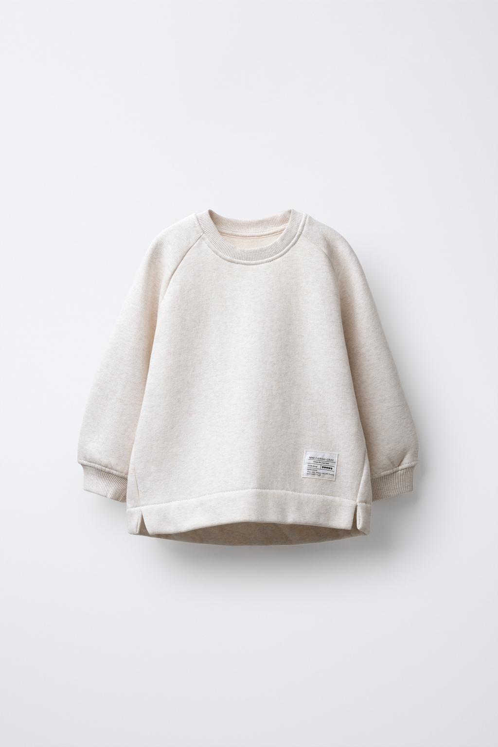 ОДНОТОННАЯ ТОЛСТОВКА С ЭТИКЕТКОЙ