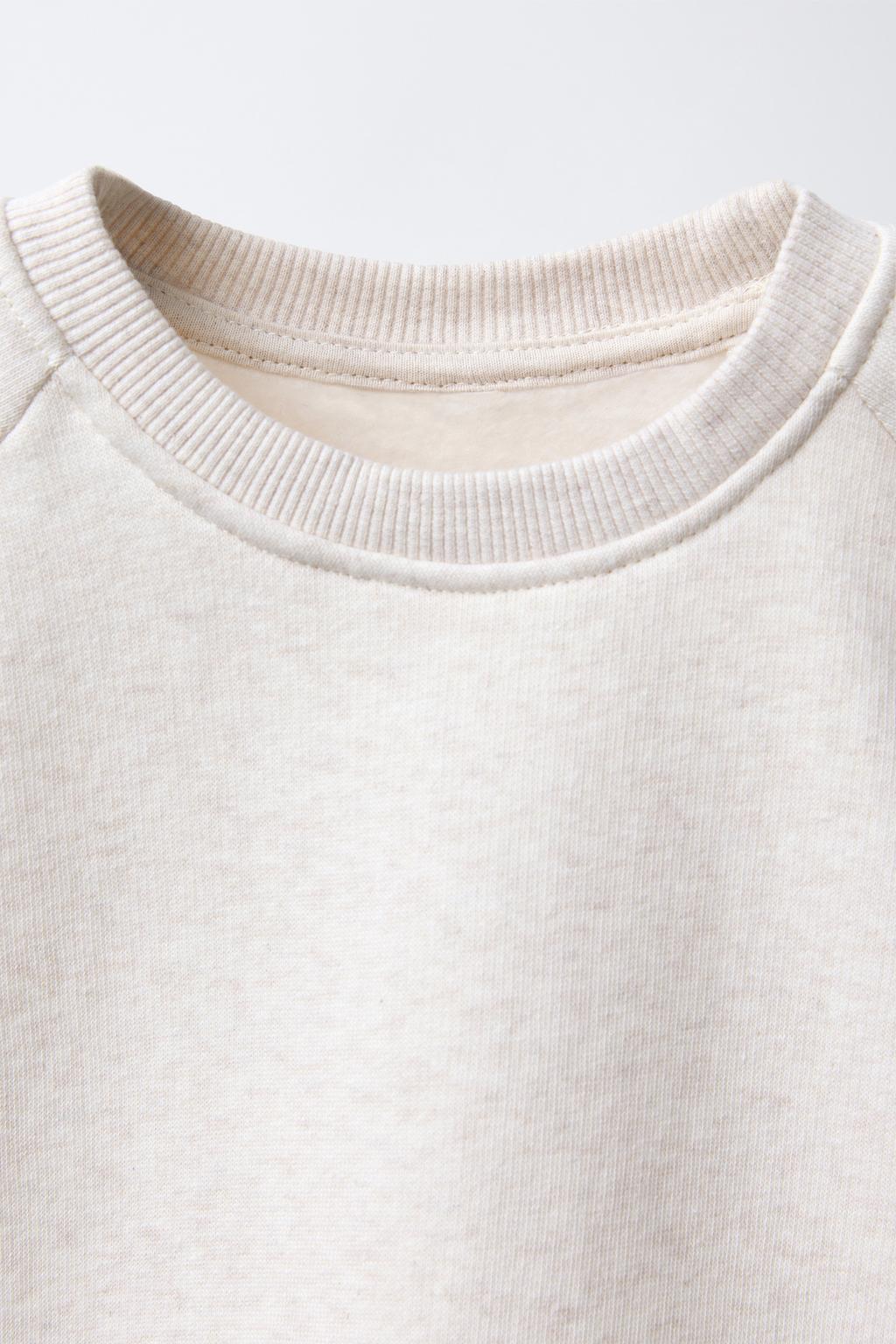 ОДНОТОННАЯ ТОЛСТОВКА С ЭТИКЕТКОЙ