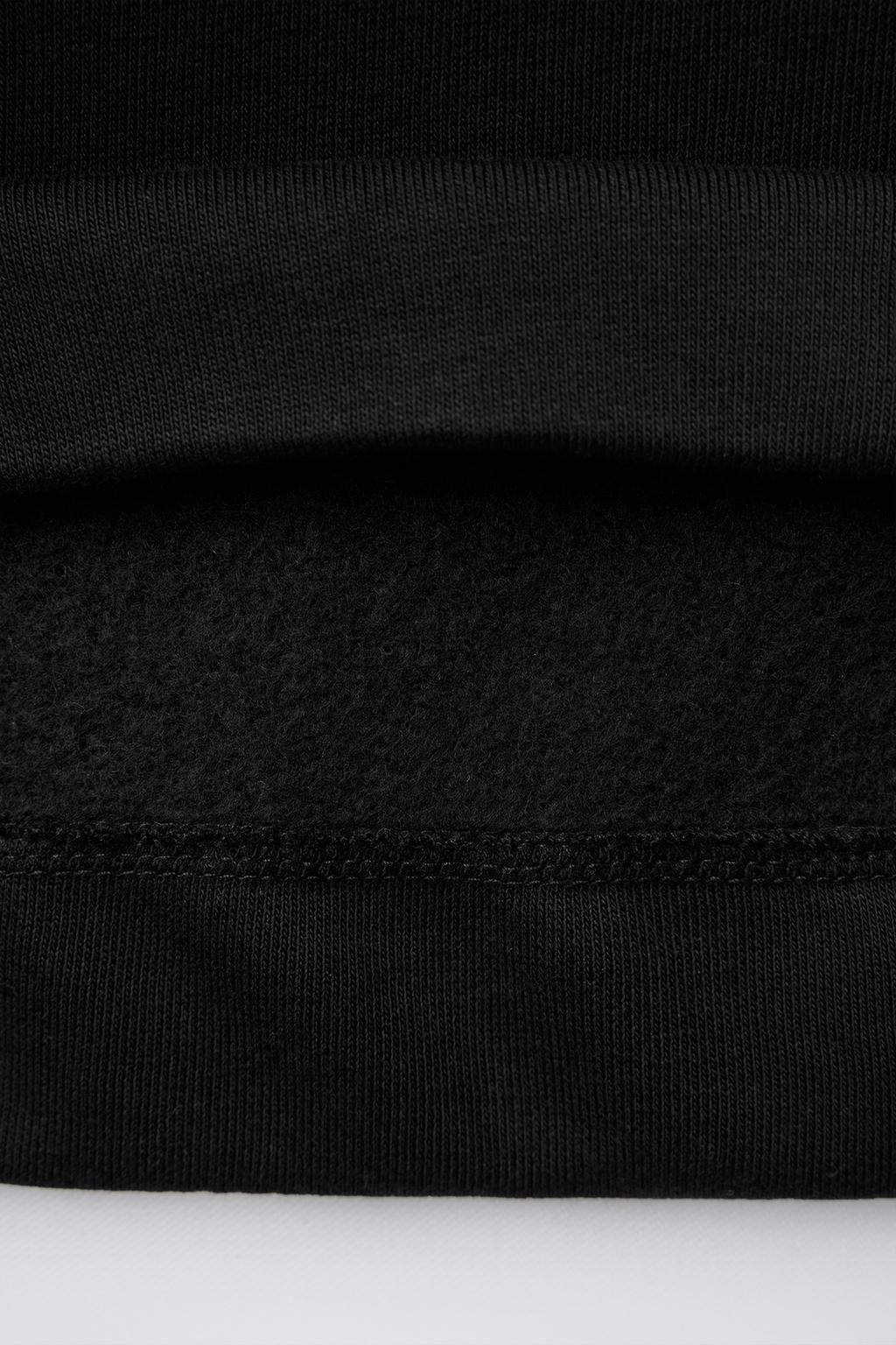 ОДНОТОННАЯ ТОЛСТОВКА С ЭТИКЕТКОЙ