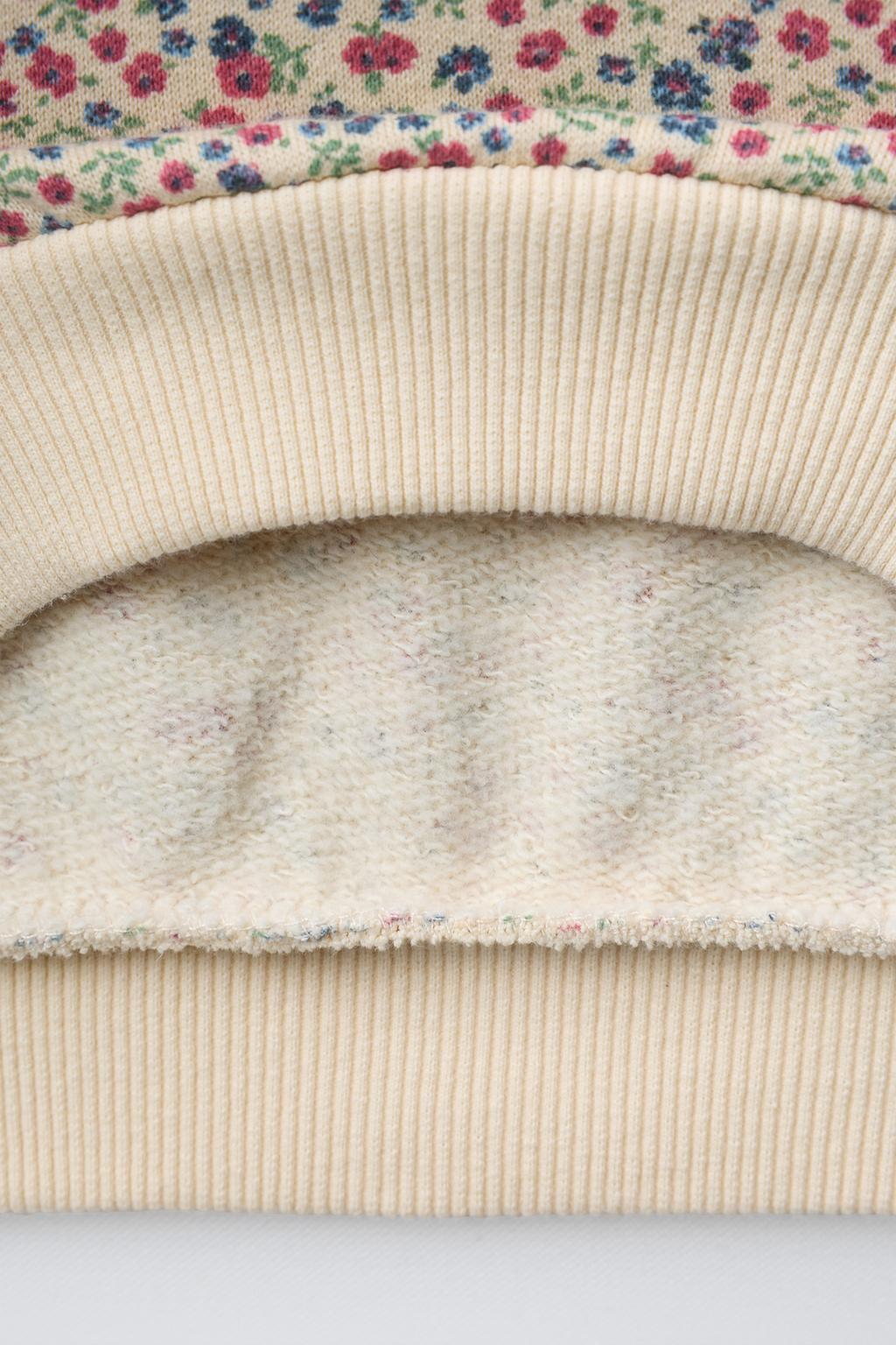 ТОЛСТОВКА С ЦВЕТОЧНЫМ ПРИНТОМ И КРУЖЕВНЫМ КАРМАНОМ