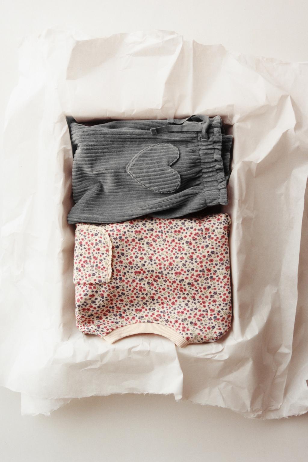 ТОЛСТОВКА С ЦВЕТОЧНЫМ ПРИНТОМ И КРУЖЕВНЫМ КАРМАНОМ