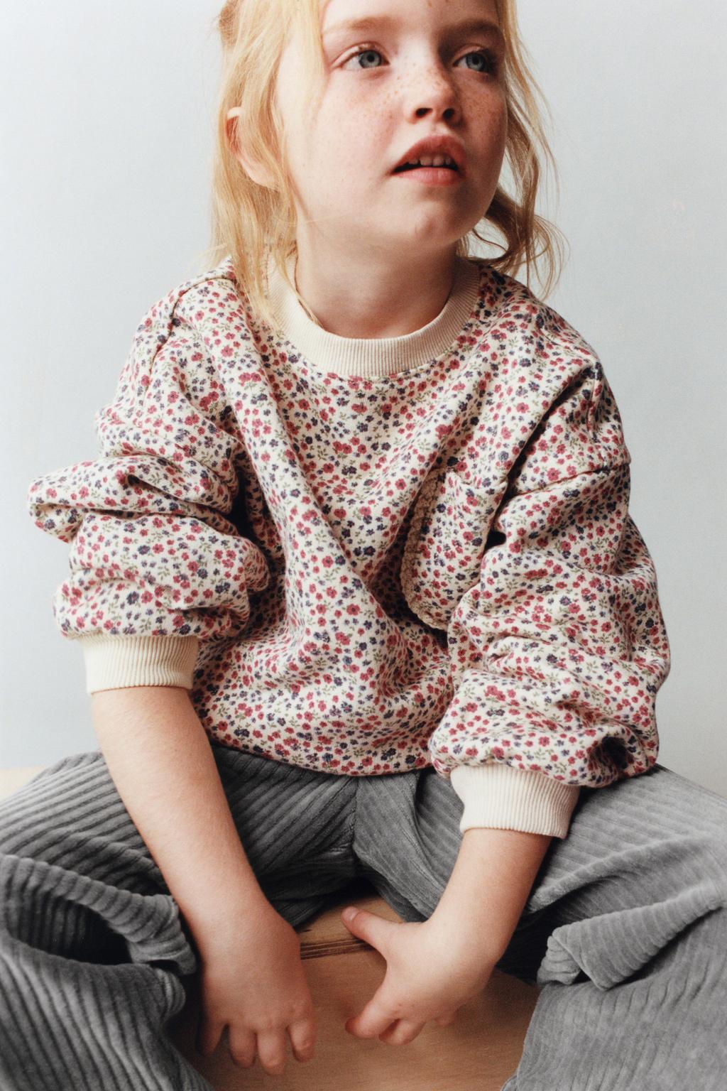 ТОЛСТОВКА С ЦВЕТОЧНЫМ ПРИНТОМ И КРУЖЕВНЫМ КАРМАНОМ