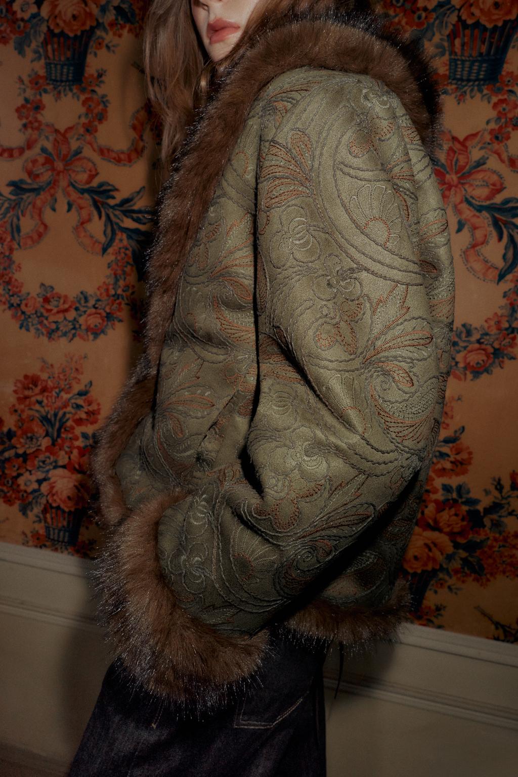 КОРОТКОЕ ДВУСТОРОННЕЕ ПАЛЬТО С ВЫШИВКОЙ