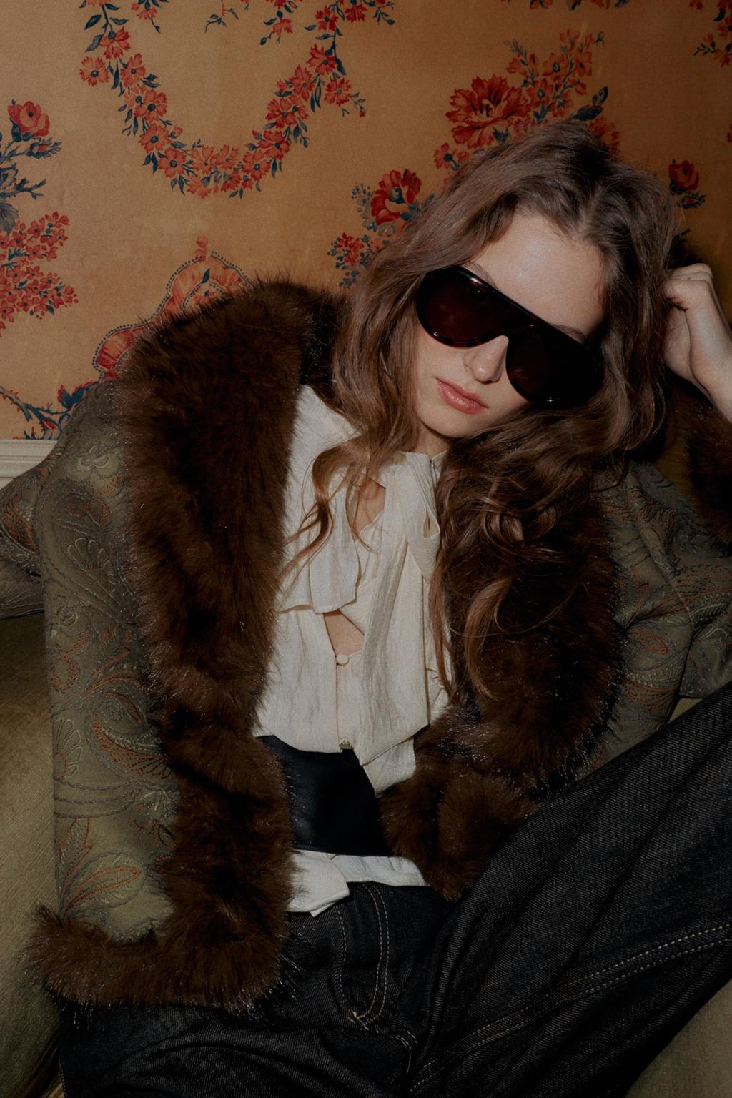 КОРОТКОЕ ДВУСТОРОННЕЕ ПАЛЬТО С ВЫШИВКОЙ