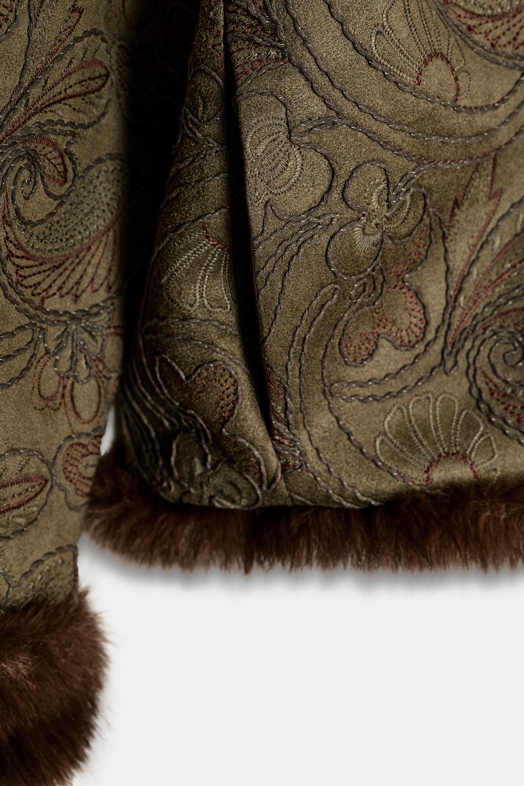 КОРОТКОЕ ДВУСТОРОННЕЕ ПАЛЬТО С ВЫШИВКОЙ