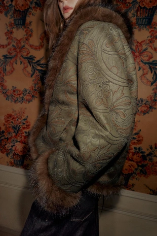 Короткое двустороннее пальто с вышивкой- Заказать в России