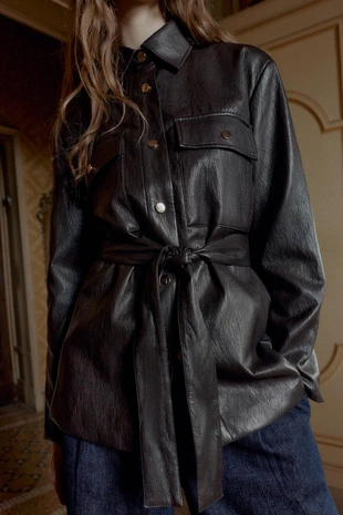 Длинная куртка из искусственной кожи с поясом- Заказать в России