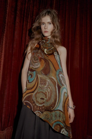 Топ асимметричного кроя с металлизированной нитью и принтом- Заказать в России