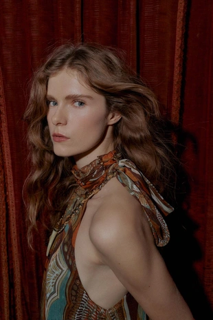 Топ асимметричного кроя с металлизированной нитью и принтом- Заказать в России