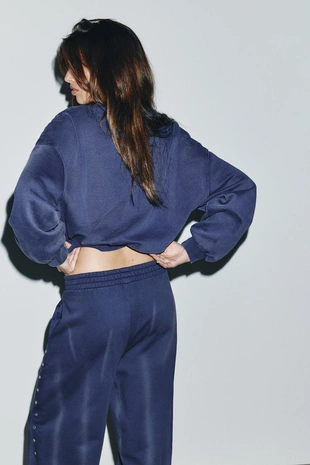 Толстовка с эффектом потертости и заклепками- Заказать в России