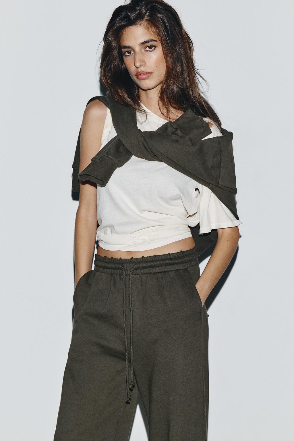 БРЮКИ С ЭФФЕКТОМ ПОТЕРТОСТИ, ЗВЕЗДАМИ И ЗАКЛЕПКАМИ