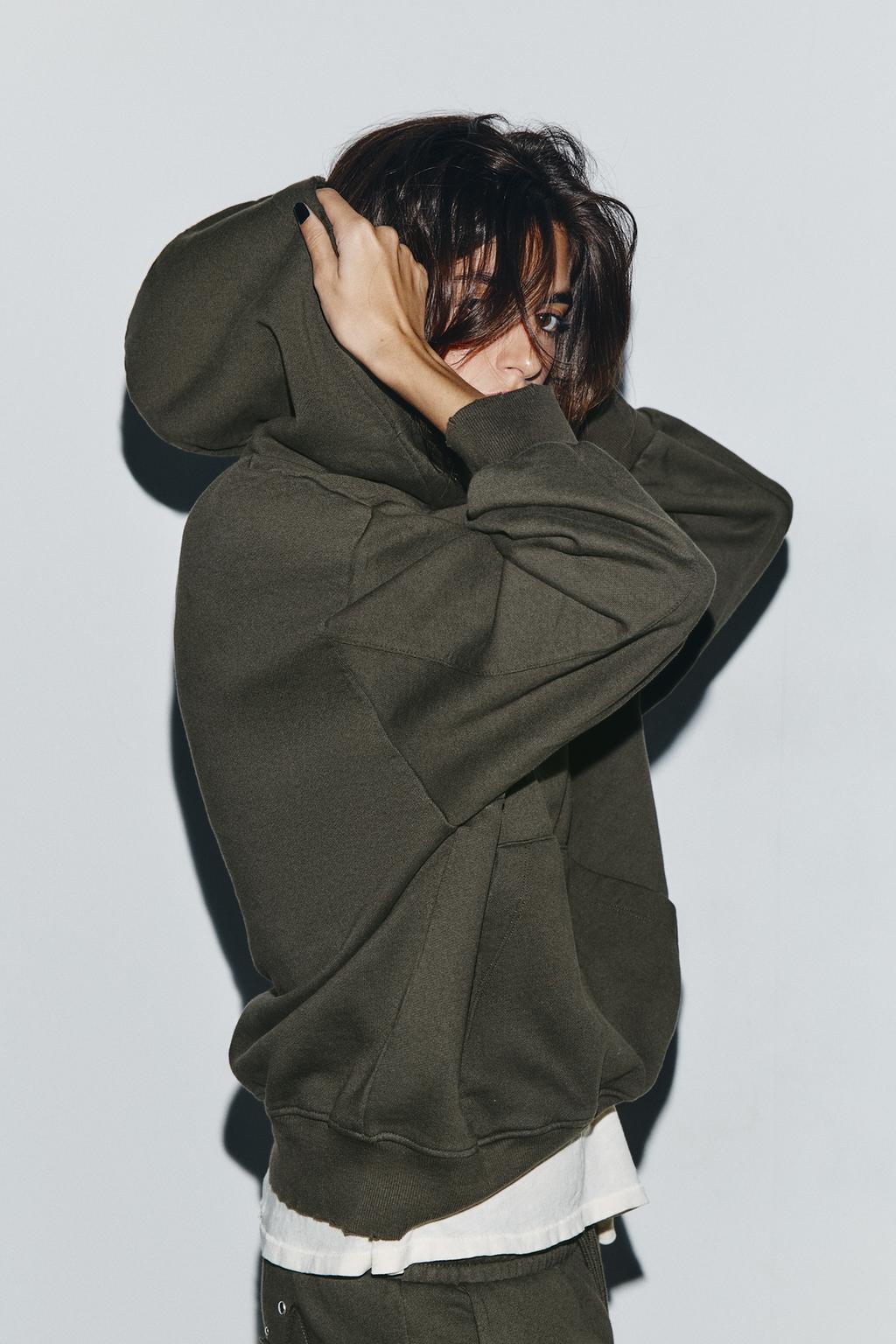 ТОЛСТОВКА С ЭФФЕКТОМ ПОТЕРТОСТИ, ЗВЕЗДАМИ И ЗАКЛЕПКАМИ