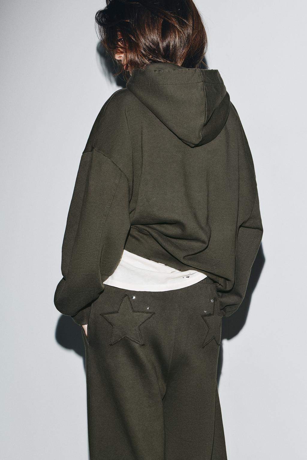 ТОЛСТОВКА С ЭФФЕКТОМ ПОТЕРТОСТИ, ЗВЕЗДАМИ И ЗАКЛЕПКАМИ