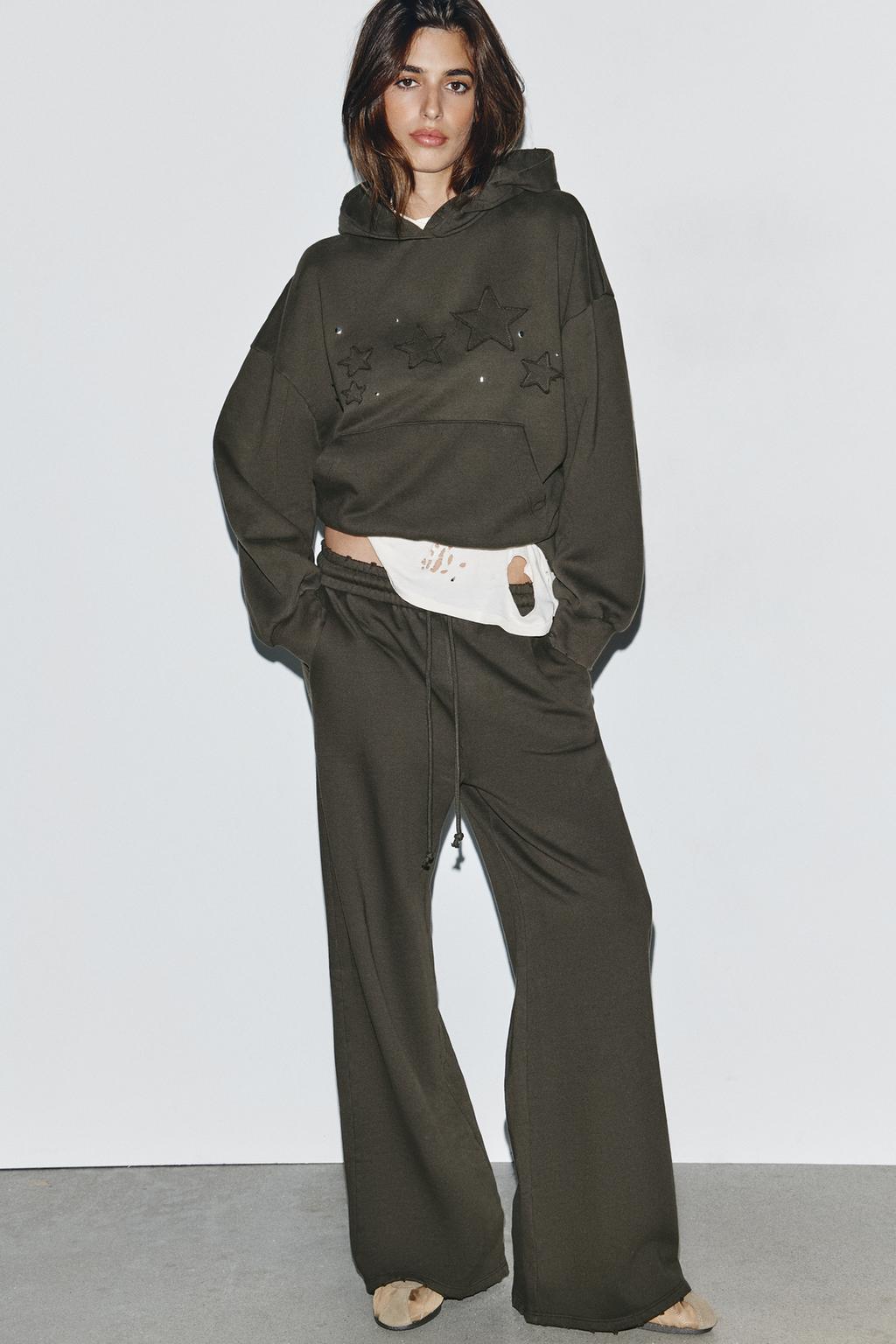 ТОЛСТОВКА С ЭФФЕКТОМ ПОТЕРТОСТИ, ЗВЕЗДАМИ И ЗАКЛЕПКАМИ