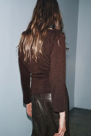 Топ из рельефной ткани с поясом