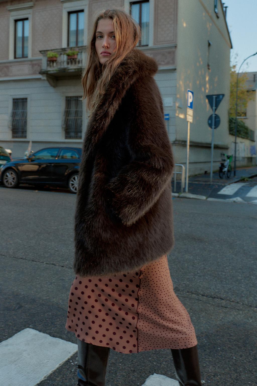 ПАЛЬТО ИЗ ИСКУССТВЕННОГО МЕХА С ПОЯСОМ