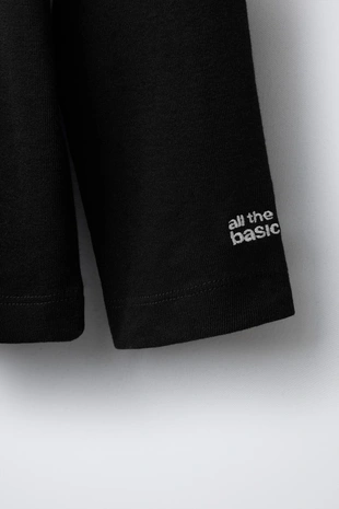 Футболка с воротником-стойкой и вышивкой