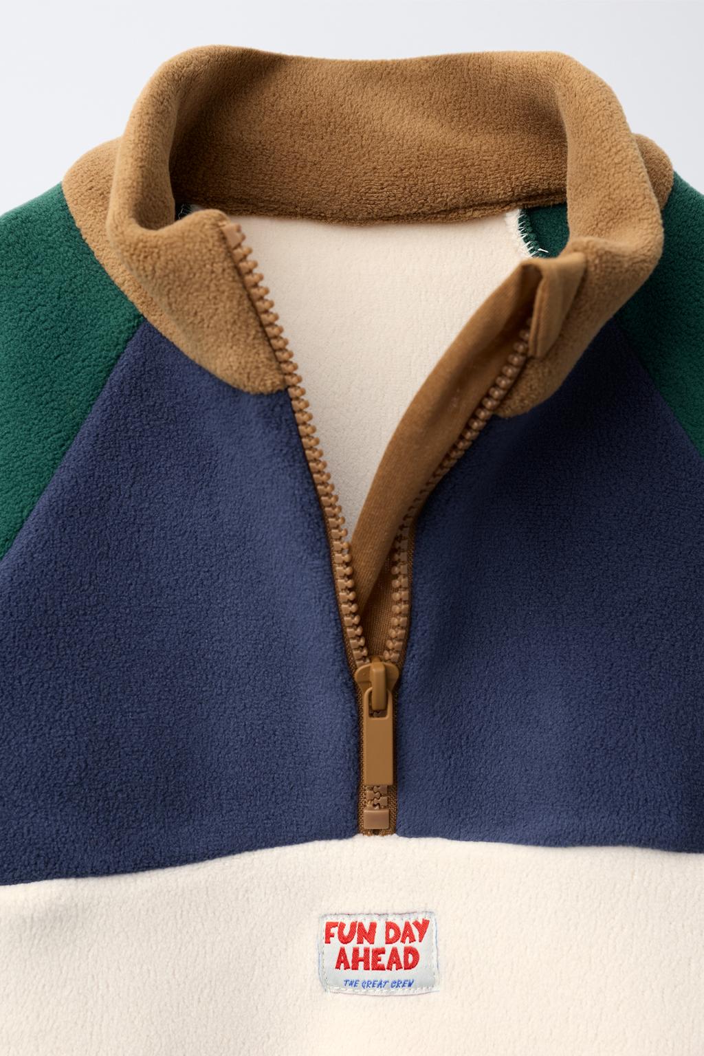 ТОЛСТОВКА ИЗ ПОЛАРФЛИСА В СТИЛЕ КОЛОР-БЛОК С НАШИВКОЙ