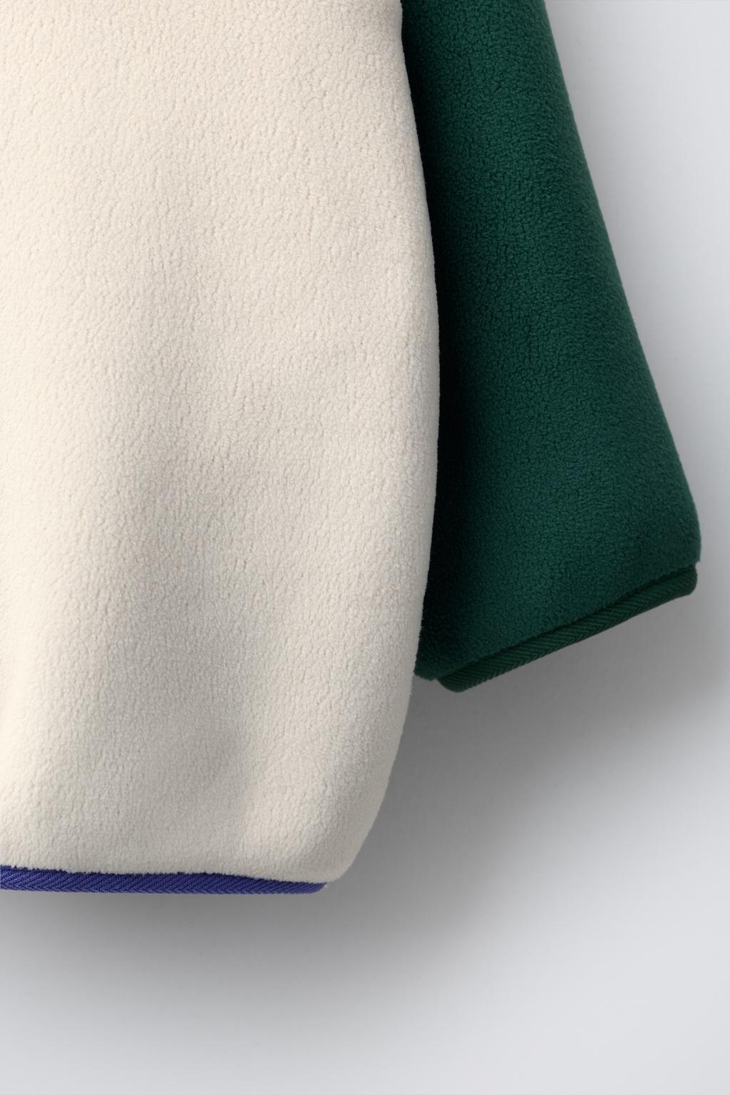 ТОЛСТОВКА ИЗ ПОЛАРФЛИСА В СТИЛЕ КОЛОР-БЛОК С НАШИВКОЙ