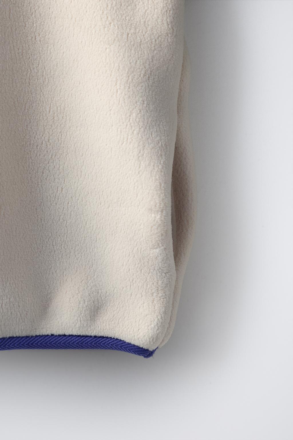 ТОЛСТОВКА ИЗ ПОЛАРФЛИСА В СТИЛЕ КОЛОР-БЛОК С НАШИВКОЙ