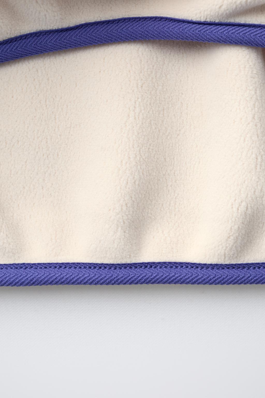 ТОЛСТОВКА ИЗ ПОЛАРФЛИСА В СТИЛЕ КОЛОР-БЛОК С НАШИВКОЙ