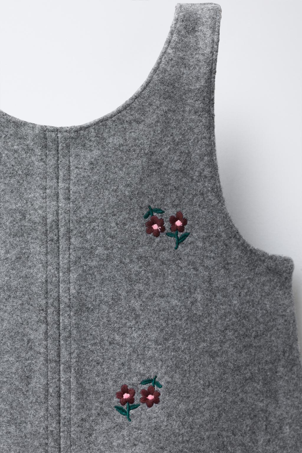 САРАФАН РЕЛЬЕФНОЙ СТРУКТУРЫ С ВЫШИТЫМИ ЦВЕТАМИ