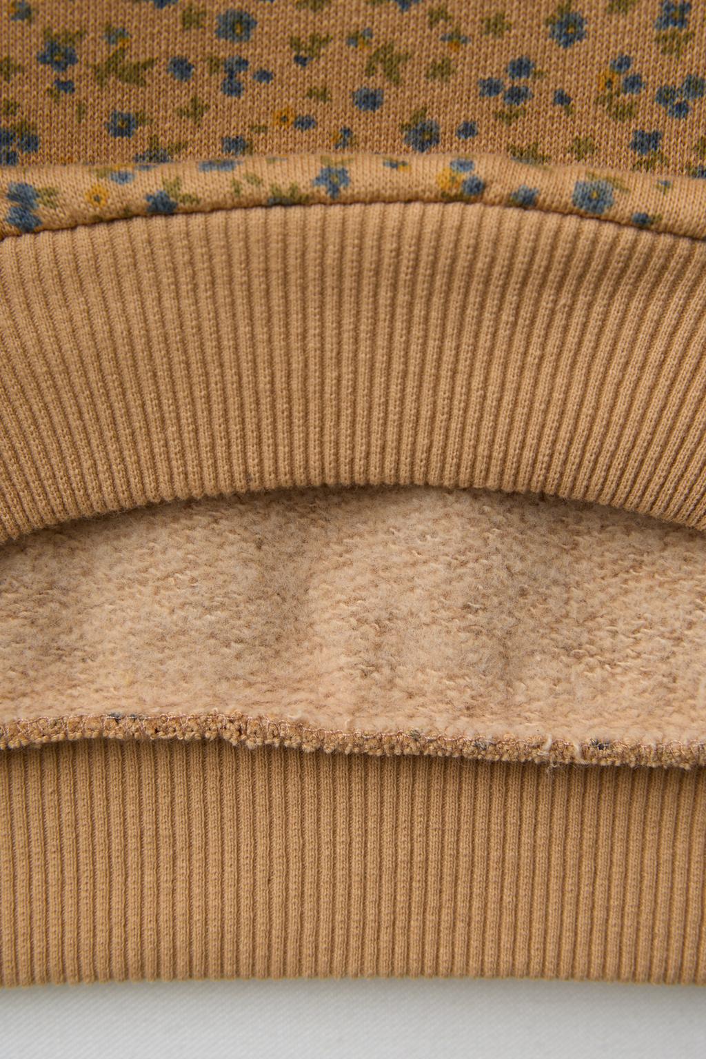 ТОЛСТОВКА С ЦВЕТОЧНЫМ ПРИНТОМ И КРУЖЕВНЫМ КАРМАНОМ