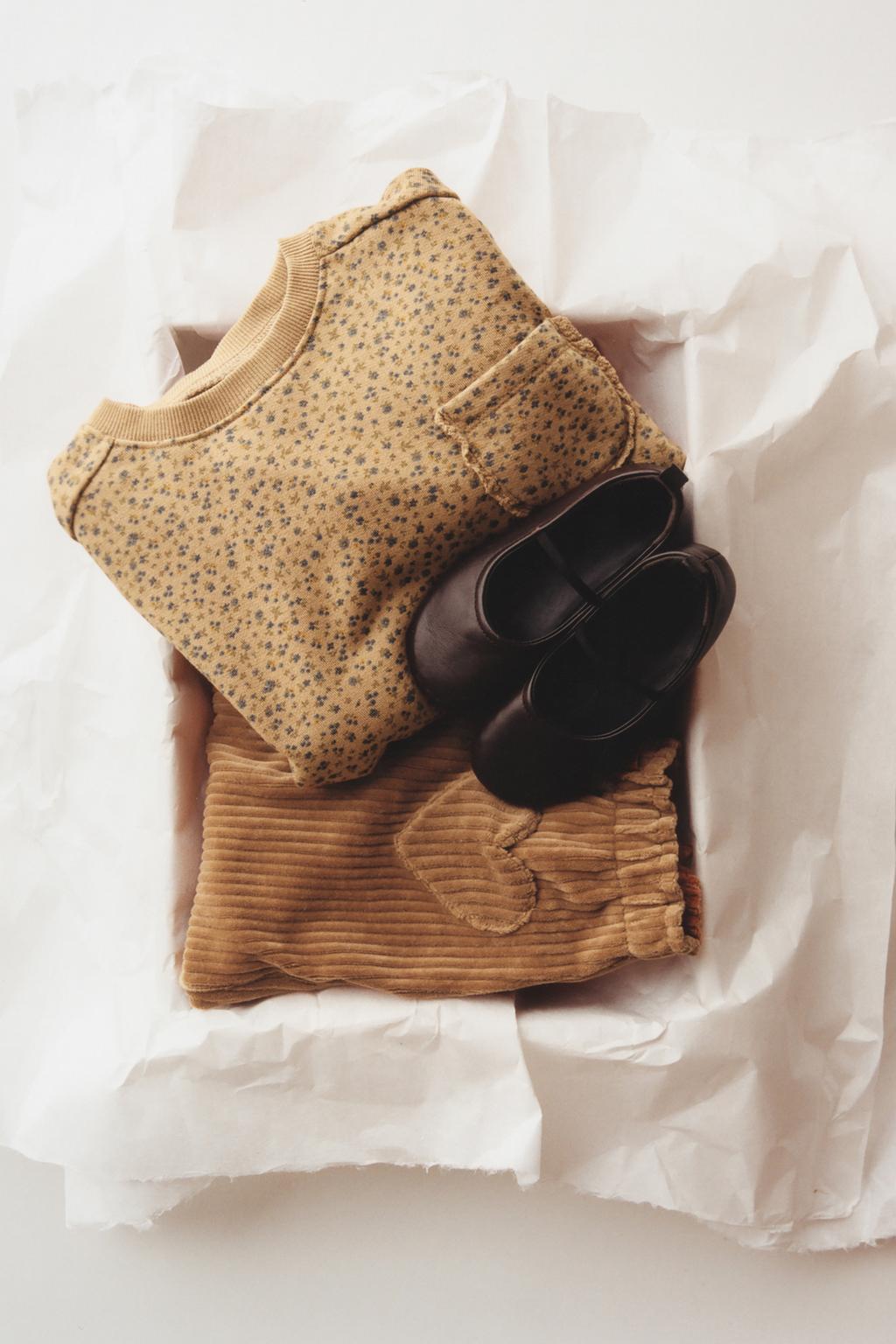 ТОЛСТОВКА С ЦВЕТОЧНЫМ ПРИНТОМ И КРУЖЕВНЫМ КАРМАНОМ